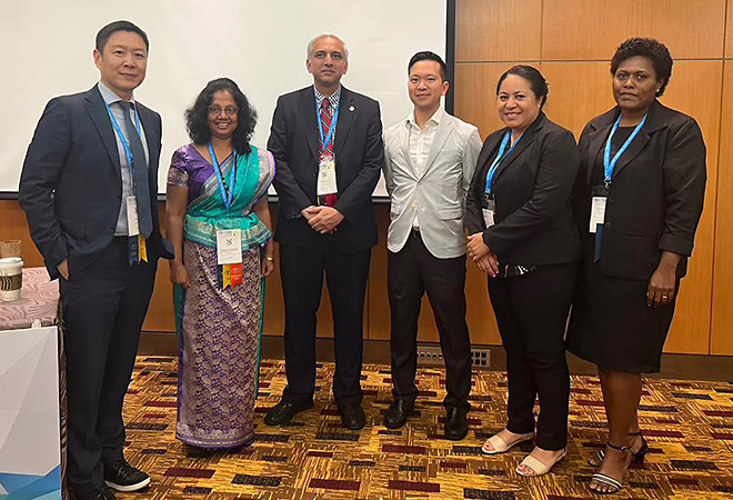 A picture of six professionals at the APAO Congress 2023.
