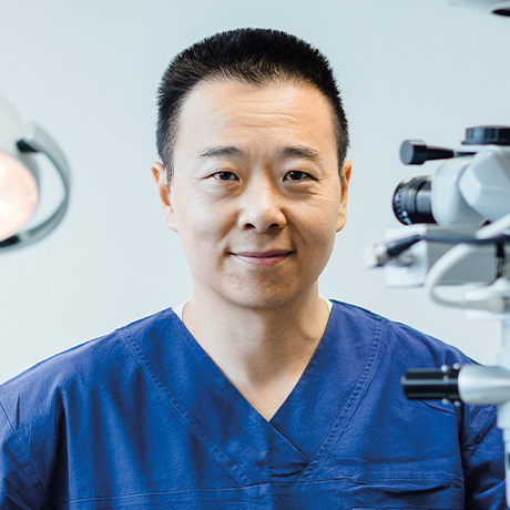 Headshot of Dr Simon Chen in blue scrubs in theatre at Chatswood Day Surgery
