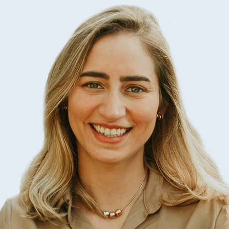 Headshot of Dr Laura Fernandes Coelho
